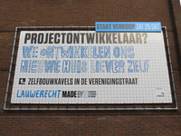 828427 Afbeelding van een grote banner gespannen op de zijgevel van de flat op de hoek van de Verenigingdwarsstraat en ...